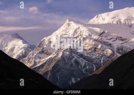 Bellissima alba paesaggio di montagna, catena Hannapurna in Himalaya, Nepal. Foto Stock