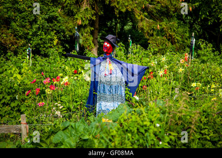 Un vestito in maniera colorata spaventapasseri in un giardino, Sussex, Regno Unito Foto Stock