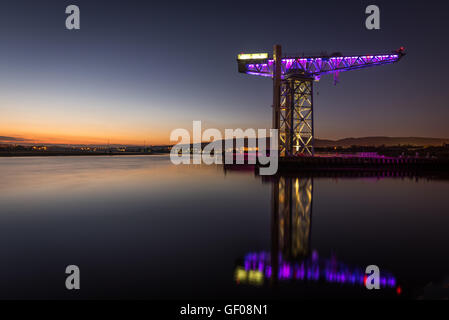 Uno dei pochi rimasti Titan cranes rimanente in Scozia, riflettendo nel fiume Clyde a Clydebank Foto Stock
