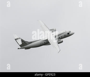 La Dornier 328-300 o Dornier 328JET battenti al 2016 Farnborough International Air Show Foto Stock