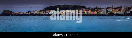 Vista panoramica del case colorate sulla costa di Ponta Delgada, Sao Miguel, Azzorre, Portogallo Foto Stock