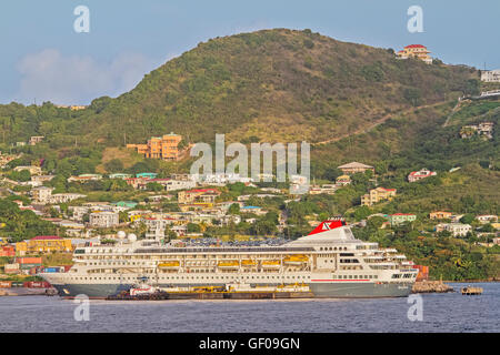 Navi da crociera ancorato in Basseterre St Kitts West Indies Foto Stock