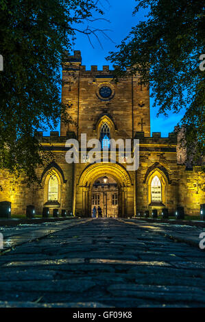 Il lastricato della strada che conduce alle porte del castello di Durham Foto Stock