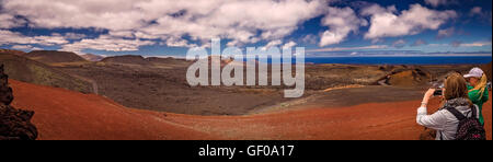 I turisti di fotografare il Parco Nazionale di Timanfaya ( anche chiamato Montanas del Fuego o montagne di fuoco ) in Lanzarote Foto Stock