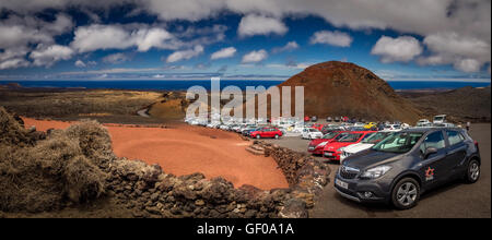 Auto parcheggiate all'entrata del Parco Nazionale di Timanfaya ( anche chiamato Montanas del Fuego o montagne di fuoco ) in Lanzaro Foto Stock