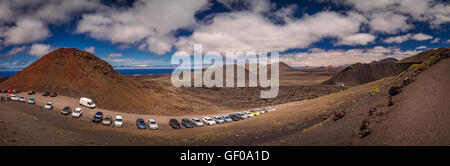 Auto parcheggiate all'entrata del Parco Nazionale di Timanfaya ( anche chiamato Montanas del Fuego o montagne di fuoco ) in Lanzaro Foto Stock