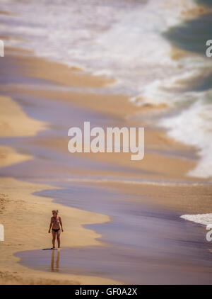 Unica donna a camminare su una spiaggia di sabbia a Lanzarote, Isole Canarie, Spagna. La foto è stata scattata il 20 aprile 2016 Foto Stock