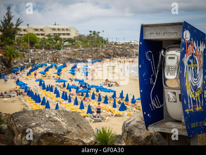 Telefono pubblico sul lungomare al di sopra del puclic spiaggia di Playa Blanca a Lanzarote, Isole Canarie, Spagna. La foto è stata scattata il 18 aprile Foto Stock