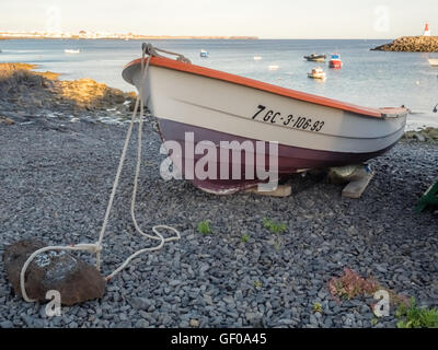 Barca colorata in un porto di Playa Blanca, Lanzarote, Isole Canarie, Spagna. La foto è stata scattata il 22 aprile 2016 Foto Stock