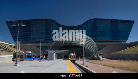 Denver, Colorado - Light Rail treni passeggeri all'Aeroporto Internazionale di Denver, che corrono tra l aeroporto e il centro cittadino. Foto Stock