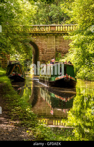 Una chiatta in movimento lungo il Shropshire Union Canal Foto Stock