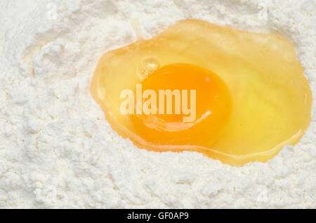 La cottura Ingredienti farina e uova Foto Stock
