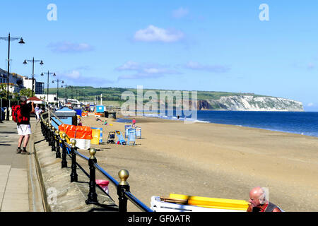 Sandown, Isle of Wight, Regno Unito. Giugno 24, 2016. Culver scogliere con il Central Beach in primo piano preso dal lungomare. Foto Stock