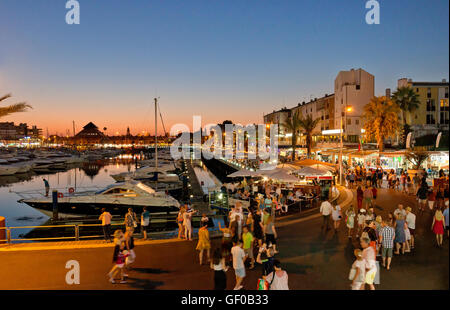 Vilamoura Marina al tramonto, Algarve, PORTOGALLO Foto Stock