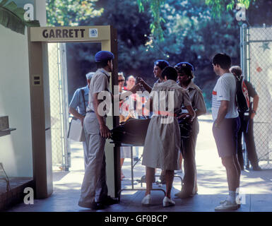 Cancello di sicurezza a UCLA Olympic (atleti') villaggio a 1984 Giochi Olimpici di Los Angeles. Foto Stock