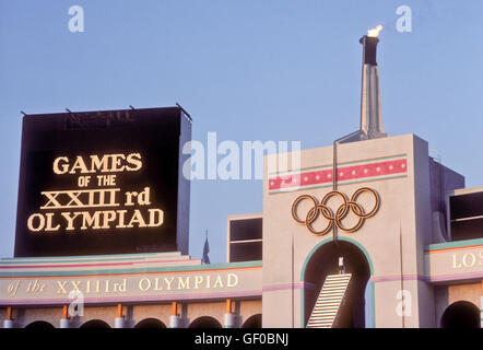 Rafer Johnson porta torcia olimpica alla luce fiamma durante la cerimonia di apertura a 1984 Giochi Olimpici di Los Angeles. Foto Stock