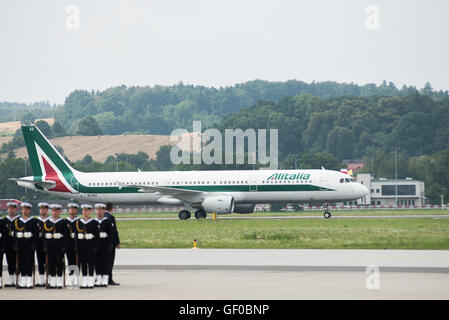 Cracovia in Polonia. 27 Luglio, 2016. Piano con Papa Francesco arrivando all'aeroporto di Cracovia per la visita del Papa per la Giornata Mondiale della Gioventù. Credito: Rok Rakun/Pacific Press/Alamy Live News Foto Stock