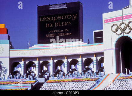 Spettacoli musicali durante la cerimonia di apertura a 1984 Giochi Olimpici di Los Angeles. Foto Stock
