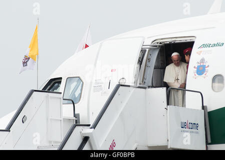 Cracovia in Polonia. 27 Luglio, 2016. Papa Francesco arrivando alla folla dei pellegrini ar l'aeroporto di Cracovia. Credito: Rok Rakun/Pacific Press/Alamy Live News Foto Stock