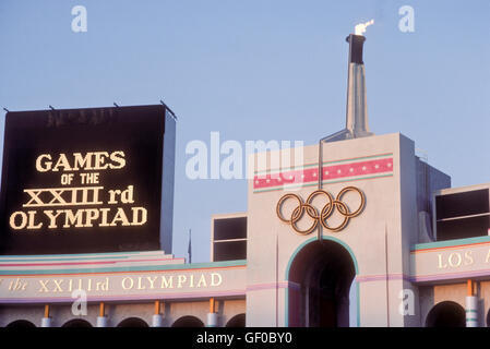 Fiamma olimpica a L.A. Memorial Coliseum durante il 1984 Giochi Olimpici di Los Angeles. Foto Stock