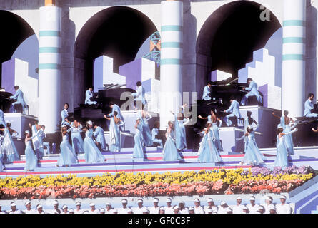 Spettacoli musicali durante le cerimonie di apertura in L.A. Memorial Coliseum durante il 1984 Giochi Olimpici di Los Angeles. Foto Stock