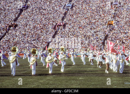 Spettacoli musicali durante le cerimonie di apertura in L.A. Memorial Coliseum durante il 1984 Giochi Olimpici di Los Angeles. Foto Stock