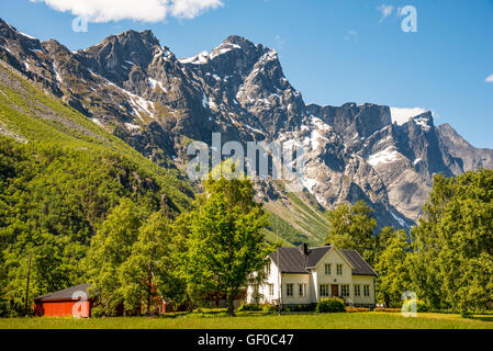 Agriturismo con Snow capped mountain in backkground Romsdalen Valley, Rauma River, More og Romdal, Norvegia, Scandinavia, europeo Foto Stock