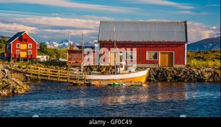 Colorate barche da pesca e casa in barca nella baia, Bud più e Romsdal area. West Coast, Norvegia, Scandanavia Foto Stock