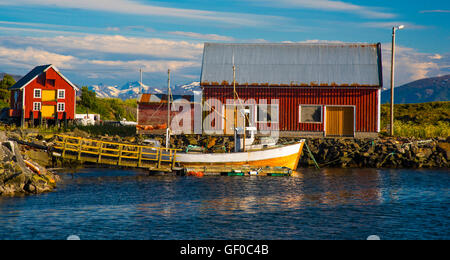 Incantevole villaggio di pescatori di Bud più e Romdal, nella costa occidentale della Norvegia, Scandinavia, Europen Foto Stock