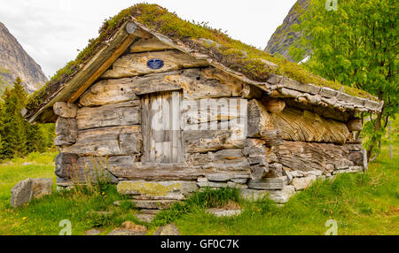 Storica Vecchia cabina in legno con tetto di erba. Trollistigen, Fiume Campeggio, Reinheiman Nat. Park, Norvegia, Scandanavia, europeo Foto Stock