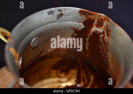 Sporco Pentola di Rame utilizzati per il caffè di sabbia in Bulgaria. Caffè di sabbia comporta l'uso di molto calda sabbia di cucinare o preparare il caffè. Foto Stock