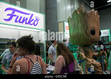 Il giocattolo Funko Tokyo booth è sempre folla preferiti a San Diego Comic Con, luglio 2016. Ventole accanto all'Funko Groot. Foto Stock
