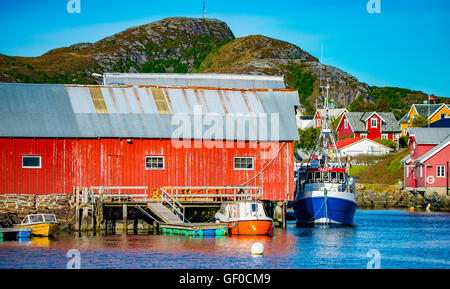 Incantevole Villaggio di Pescatori, Bud più e Romsdal, nella costa occidentale della Norvegia, Scandanavia, europeo Foto Stock