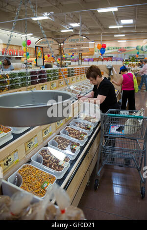 Las Vegas, Nevada - i germogli Farmers Market. La società gestisce 230 negozi in 13 Stati membri, concentrandosi sulle carni e cibi sani. Foto Stock