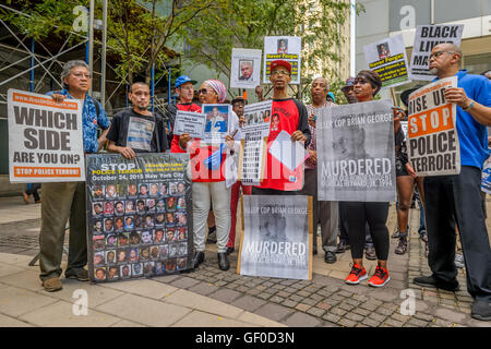 Brooklyn, New York, Stati Uniti d'America. 27 Luglio, 2016. Nicholas Heyward Suor: "22 anni è abbastanza a lungo. La giustizia non può continuare a trascinare i suoi piedi dopo tutti questi anni." - i genitori di Nicholas Heyward Jr. Credito: PACIFIC PRESS/Alamy Live News Foto Stock