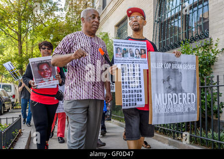 Brooklyn, New York, Stati Uniti d'America. 27 Luglio, 2016. I genitori di Nicholas Heyward Jr., insieme a New York il Assemblyman Charles Barron, ai parenti delle vittime della brutalità della polizia, vicini e gruppi di difesa dei diritti che hanno marciato al Brooklyn da ufficio per consegnare una lettera di sostegno firmata da oltre 50 organizzazioni e figure pubbliche che stanno nella solidarietà con #JusticeForNicholasHeywardJr e dire da Ken Thompson che egli deve adempiere la sua promessa di campagna e completamente indagare il 1994 omicidio del piccolo Nicholas. Credito: PACIFIC PRESS/Alamy Live News Foto Stock