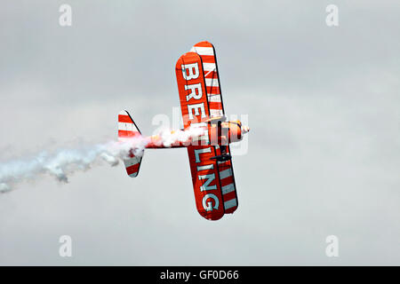 Breitling Wing Walkers aeromobile esegue l'acrobazia a Bray Air Show Wicklow Irlanda Foto Stock