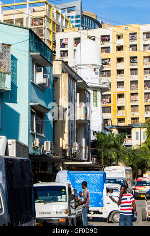 Scena di strada con la moschea, Kisutu, Dar-es-Salaam, Tanzania Foto Stock