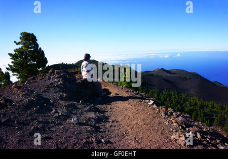 Escursionista sulla Routa de los volcanes, vulcani sentiero escursionistico, LONTANO vulcano Martin, isola di La Palma Isole Canarie Spagna Foto Stock