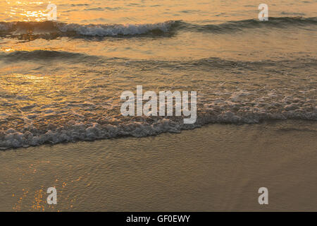 Ondata di schiantarsi sulla spiaggia. Surf Mar. Foto Stock