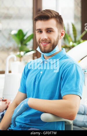 Io sono un professionista! Ritratto di giovane felice dentista a studio dentistico. Foto Stock