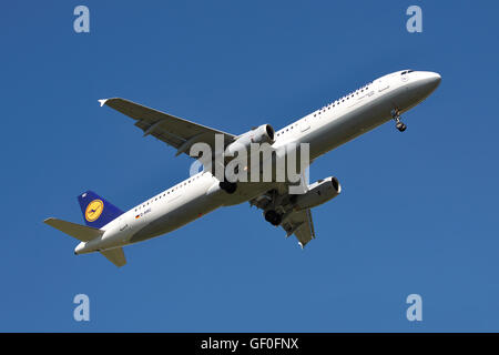 Borispol, Ucraina - 9 Giugno 2011: Lufthansa Airbus A321 è lo sbarco con cielo blu sullo sfondo Foto Stock