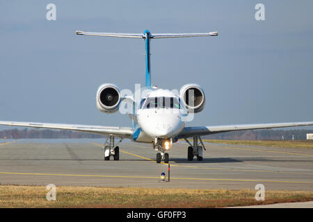 Borispol, Ucraina - 23 Ottobre 2011: Dniproavia Embraer ERJ-145 regionale piano passeggero è di rullaggio per la pista di decollo Foto Stock