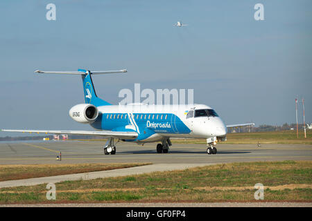 Borispol, Ucraina - 23 Ottobre 2011: Dniproavia Embraer ERJ-145 regionale piano passeggero è di rullaggio per la pista sulla giornata di sole Foto Stock