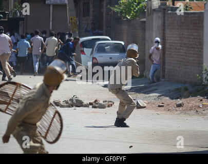 La questione del Kashmir, India. 28 Luglio, 2016. Un poliziotto indiano mira la sua pistola ad una manifestante in Srinagar la capitale estiva della controllata indiana Kashmir sulla luglio 28, 2016. I manifestanti hanno preso fuori un tranquillo marzo contro l uccisione di Most Wanted Hizbul Mujahideen comandante Burhan Muzaffar Wani e civili uccisi dalle forze governative durante gli attuali disordini in Kashmir. Credito: Faisal Khan/Pacific Press/Alamy Live News Foto Stock