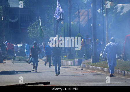 La questione del Kashmir, India. 28 Luglio, 2016. I dimostranti bandiere d'onda nel corso di una manifestazione a Srinagar la capitale estiva della controllata indiana Kashmir sulla luglio 28, 2016. La polizia indiana sparato strappo gusci di fumo per disperdere tranquillo marzo contro l uccisione di Most Wanted Hizbul Mujahideen comandante Burhan Muzaffar Wani e civili uccisi dalle forze governative durante gli attuali disordini in Kashmir. Credito: Faisal Khan/Pacific Press/Alamy Live News Foto Stock