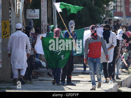 La questione del Kashmir, India. 28 Luglio, 2016. I manifestanti gridare slogan in Srinagar la capitale estiva della controllata indiana Kashmir sulla luglio 27, 2016. Coprifuoco continua a rimanere in posto in molte parti della valle del Kashmir in seguito all' uccisione di Hizbul Mujahideen comandante Burhan Muzaffar Wani. Credito: Faisal Khan/Pacific Press/Alamy Live News Foto Stock