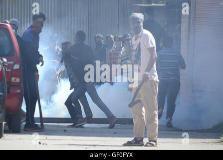 La questione del Kashmir, India. 28 Luglio, 2016. I manifestanti si scontrano con la polizia indiana a Srinagar la capitale estiva della controllata indiana Kashmir sulla luglio 28, 2016. La polizia indiana sparato strappo gusci di fumo per disperdere tranquillo marzo contro l uccisione di Most Wanted Hizbul Mujahideen comandante Burhan Muzaffar Wani e civili uccisi dalle forze governative durante gli attuali disordini in Kashmir. Credito: Faisal Khan/Pacific Press/Alamy Live News Foto Stock