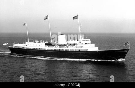 AJAX NEWS FOTO. 1977. Canale, Inghilterra. - ROYAL YACHT - il Royal Yacht Britannia sotto modo fuori l'isola di Wight verso PORTSMOUTH . Foto:l'AJAX NEWS & servizio in funzione REF:14001 Foto Stock