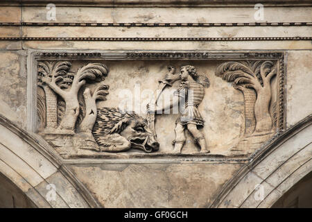 Meleagro uccidendo al cinghiale Calidonio. Rilievo rinascimentale del palazzo estivo della regina Anna nel Giardino reale del Castello di Praga in Praga, Repubblica Ceca. Foto Stock